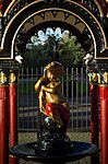 Alexandra Parade, Fountain At Gate To Alexandra Park