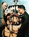 Միսս Բեյքերն ու Էյբլ կապիկը վայրէջքից հետո «Կայովա» ավիակրի վրա