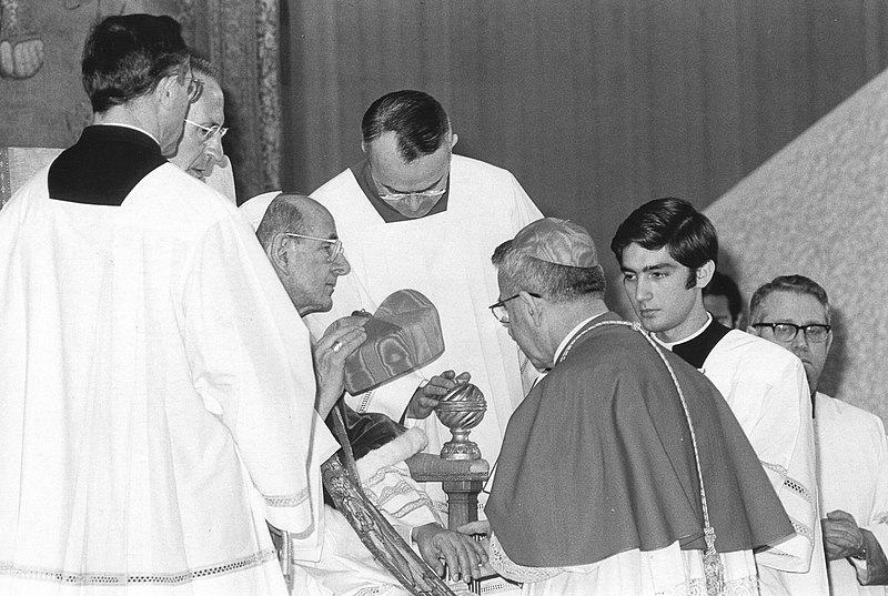 Pave Paul VI gir kardinalbirettaen til Albino Luciani