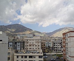 دیدگاه محلهٔ سیمون بولیوار به سوی شمال (رشته کوه البرز)