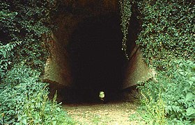 Aqueduc de Pontgouin à Versailles - XVIIe siècle - L'Arche de la Vallée en 1984.