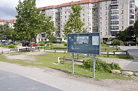 Sitio de Führerbunker y panel de información en Gertrud-Kolmar-Straße.