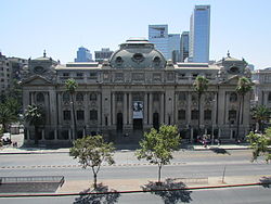 Chilen kansalliskirjaston rakennus Santiago de Chilessä.
