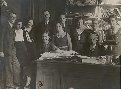 Le personnel de la bibliothèque de la Sorbonne en 1933. « De gauche à droite : Jean Bonnerot, Mlle Th. Marix, R. Beaupin, G. Garnier, Mlle Lebel, Mme Delsaux, Mlle Vidal, Mlle Malclès, Mlle Piquard, Charles Beaulieux, Mlle Van Gennep ».