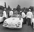De Duitse autobahnpolitie reed in 356 cabrio's. 30 juni 1959