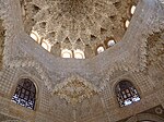 Plafond in 't Alhambra, Granada; mèt zien arabeske e sprekend veurbeeld vaan Arabisch-islamitische bouwkuns.