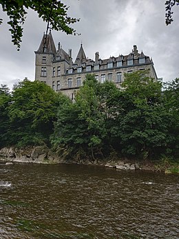 Château de Durbuy met rivier L' Ourthe