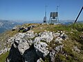 Sommet du dôme de Barrot avec ses blocs calcaires du Trias (t2b) et deux de ses trois signalétiques.