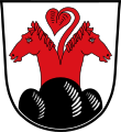 Gemeinde Kienberg In Silber auf schwarzem Dreiberg ein rotes Schachrössel, darüber aufwachsend ein rotes Lindenblatt an gebogenem Stiel.
