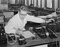 Ingeniør hos Nemko tester et elektrisk apparat i 1963.