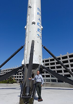 B1019 vystavený před hlavním závodem SpaceX, Hawthorne, Kalifornie