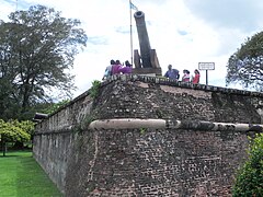 Meriam Seri Rambai dan dinding benteng dilihat dari Esplanade.