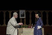 عکس از آتش تقی پور در یک تئاتر با نام «گلدونه خانم» به نویسندگی و کارگردانی النا آهی در سالن محراب شهر تهران