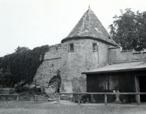 Höpperlesturm (Vorkriegsaufnahme) am Châteaudun-Park. Im Krieg zerstört, 2016 wieder aufgebaut