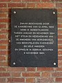 Plaquette op de kerk over herstel