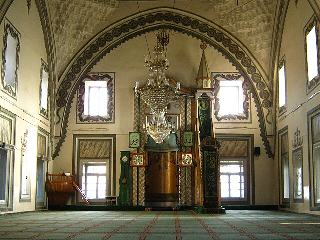 Intérieur de la mosquée Isa Bey.
 (définition réelle 3 648 × 2 736)