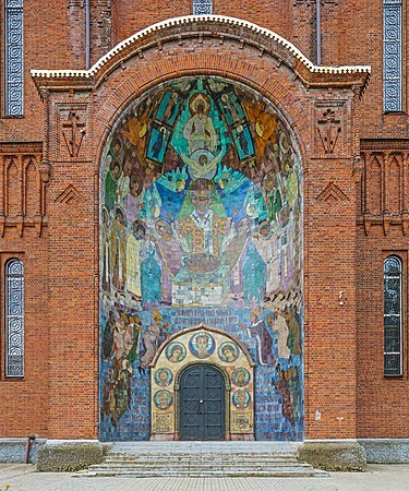 俄羅斯西部維丘加一座復活教堂的正門，大門上方以一幅二十世紀初的錫釉彩陶作裝飾。