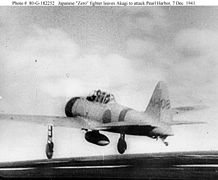 Un caza Mitsubishi A6M2 Zero japonés de la segunda oleada despega del portaaviones Akagi en la mañana del 7 de diciembre.