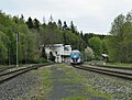 Das Aufnahmsgebäude wurde 2020 saniert. Der als Motorzug geführte Personenzug Os 6652 von Děčín hl.n. verlässte den Bahnhof in Richtung Rumburk (2021)