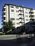 Bronsstolar på Josef Franks plats utanför hans bostad på Rindögatan 52 i Stockholm.