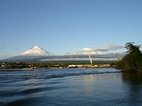 Vue du Klioutchevskoï enneigé à gauche depuis Klioutchi.