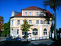 Pfefferküchlerei; Villa mit vorderem Anbau, Veranda und Gewerbebau entlang der Bahnhofstraße