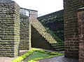 Сходи ведуть на вершину стіни форту. Зверніть увагу, що весь форт виготовлений з матеріалу латерита.