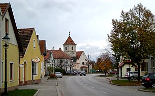 Hauptstraße und Dorfkirche von Katzelsdorf