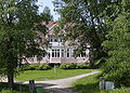 Houten huis in de zon