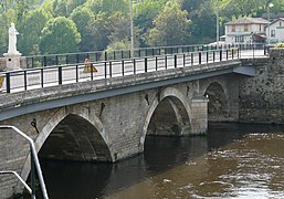 Pont Saint-Sylvain vu de l'aval et la statue de saint Sylvain.