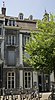 Huis met brede lijstgevel, voorzien van hoekrisalieten met pilasters in Luiks classicistische trant.