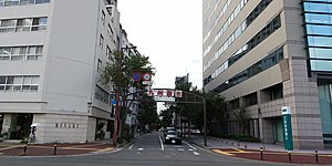 舞鶴港線（平和台交差点の北側、左：大手門、右：赤坂）