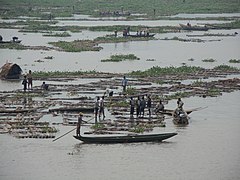 Onder water staand land met restanten van voormalige huizen.