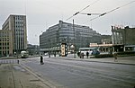 Mannerheimplatsen och Paasikiviplatsen, med Posthuset och Sokos-huset i bakgrunden, sedda från Arkadiagatan, 1950