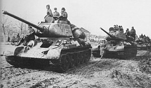 Колона радянських танків Т-34 на марші. 1944