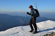 Mathieu Boogaerts, en ski raquette, dans la montagne de Lure