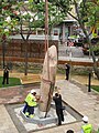 Instal·lació del menhir al Parc de Can Mulà