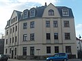 Mietshaus in Ecklage und geschlossener Bebauung