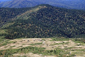 東側の北ノ俣岳の登山道から望む寺地山（2017年9月30日撮影）