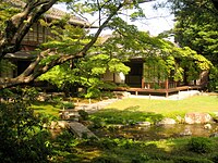 山縣公爵家の別邸無鄰菴（京都府京都市左京区）。館自体は銘木などを使用しているわけではなく質素な造りだが、この館の真価はそれぞれの部屋からの庭園の景観にある[108]。