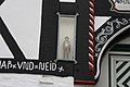 Nische mit einer Figur an einem Fachwerkhaus in Kirchveischede. Früher stand dort die Figur des Schutzpatron des Hauses