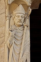 Statue représentant un évêque bénissant.