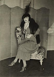 Pelegrina "Péle" Pastorino modelando para el catálogo de Harrods. Buenos Aires, marzo de 1925.