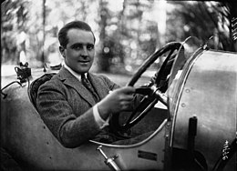 Photo de Pierre de Vizcaya prenant la pose au volant d'une voiture en 1922.