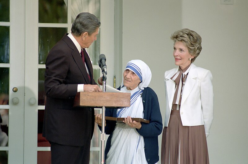 파일:President Ronald Reagan presents Mother Teresa with the Medal of Freedom at a White House Ceremony in the Rose Garden.jpg