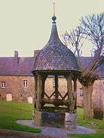 Le cloître et son puits.