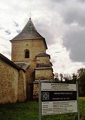 Buiten het klooster een van de torens