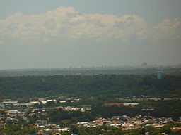 Vy över område i San Cristóbal, med Santo Domingos storstadsområde skymtandes i bakgrunden.