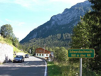 Passhöhe mit Hinweisschild, Blickrichtung Süden, im Hintergrund das Wirtshaus Wachterl