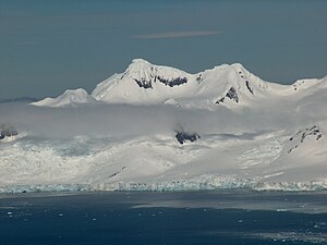 Blick von Half Moon Island auf den Sopot-Piedmont-Gletscher